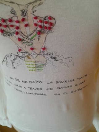 Camiseta blanca con dibujo de niña