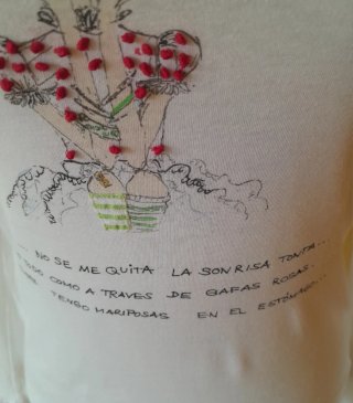 Camiseta blanca con dibujo de niña