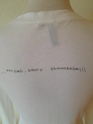 Camiseta blanca con dibujo de niña