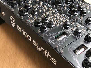 Sistema Modular Erica Synths 2x84hp Eurorack.