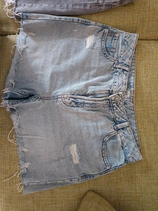Shorts vaqueros grises desgastados