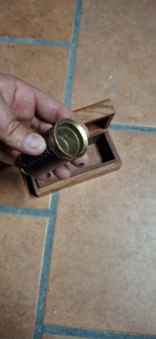 Catalejo antiguo en caja de madera