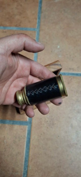 Catalejo antiguo en caja de madera