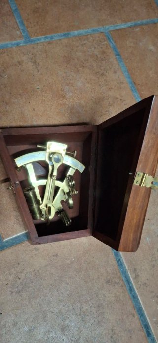 Catalejo antiguo en caja de madera