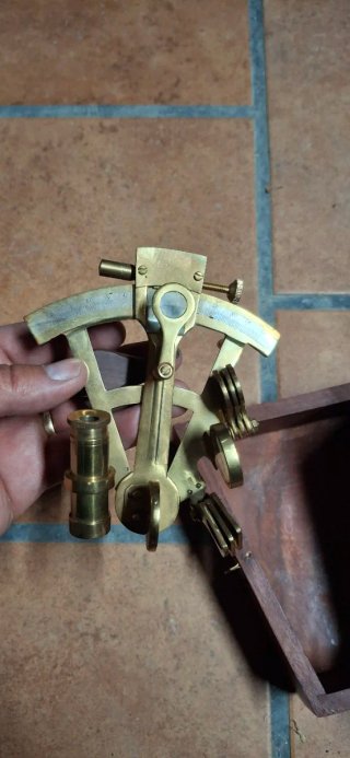 Catalejo antiguo en caja de madera