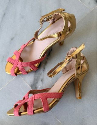 Sandalias tacón rosa y dorado