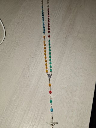 Rosario con cruz y cuentas de cristal