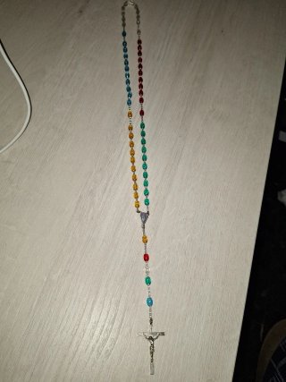 Rosario con cruz y cuentas de cristal