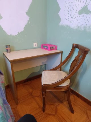 Mesa de estudio y silla de madera