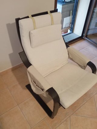 Poltrona IKEA Poäng nera, cuscini beige