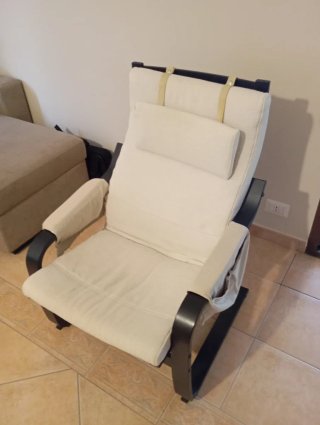 Poltrona IKEA Poäng nera, cuscini beige