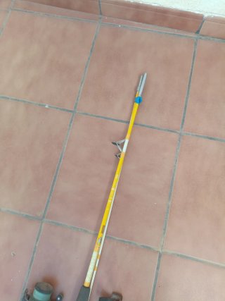 Caña de pescar con carrete y funda