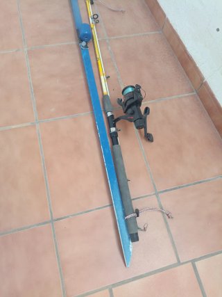 Caña de pescar con carrete y funda
