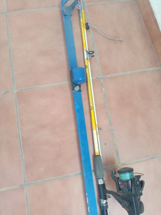 Caña de pescar con carrete y funda