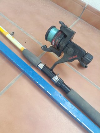 Caña de pescar con carrete y funda