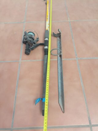 Caña de pescar con carrete y funda