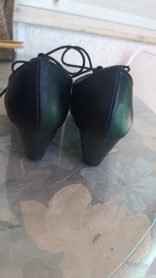 Zapatos negros de salón con cordones