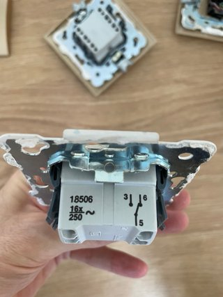 BJC Iris: interruptor, conmutador y cruzamiento