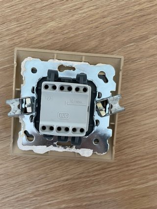 BJC Iris: interruptor, conmutador y cruzamiento