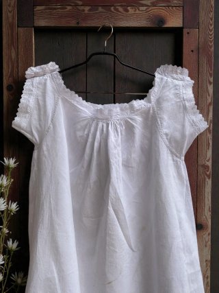 Camisón Antiguo de Lino Blanco con Encajes