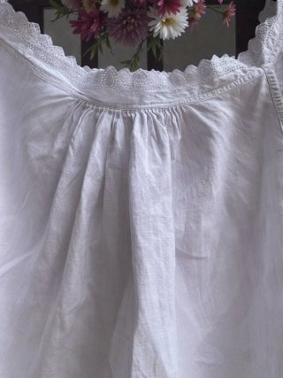 Camisón Antiguo de Lino Blanco con Encajes