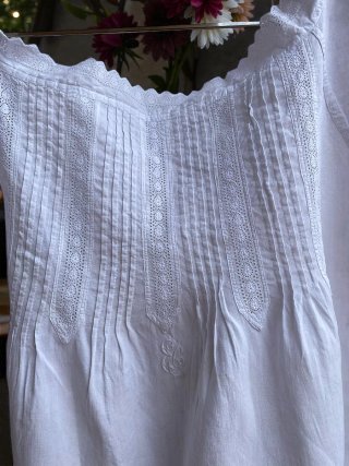 Camisón Antiguo de Lino Blanco con Encajes