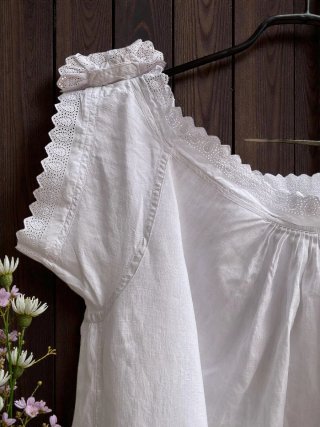 Camisón Antiguo de Lino Blanco con Encajes