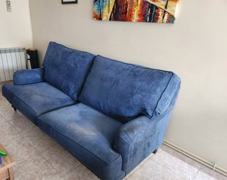 Sofá azul de 2 plazas
