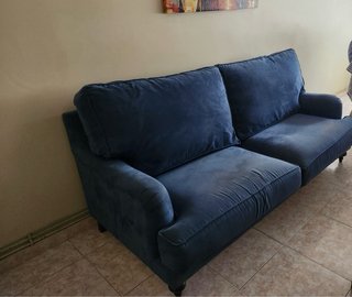 Sofá azul de 2 plazas