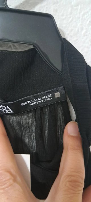 Blusa Zara Negra con Volantes