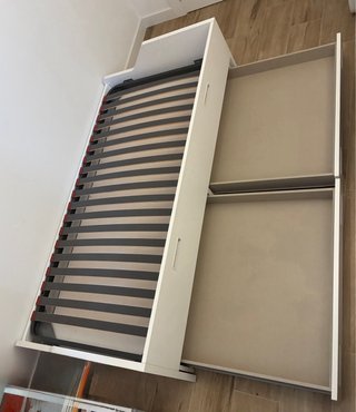 Preciosa estructura de cama blanca con cajones.
