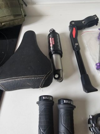Lote piezas bicicleta: sillín, amortiguador, manil