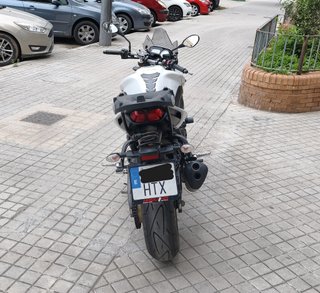 Yamaha FZ8 Naked Blanca y Negra