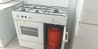 Cocina con dos botellas funcionando
