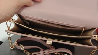 Mala/Bolsa Rosa com Corrente Dourada