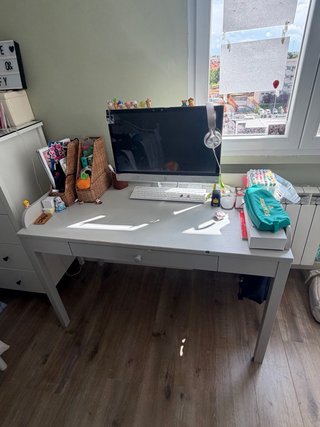 Escritorio Ikea gris con colgador lateral