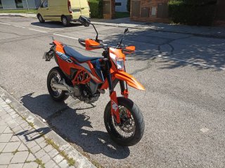 KTM 690 SMC Supermoto 2024