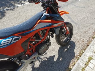 KTM 690 SMC Supermoto 2024