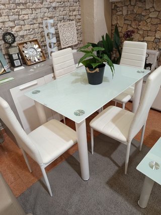 Mesa de comedor con 4 sillas