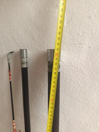 Caña de pescar negra con detalles rojos