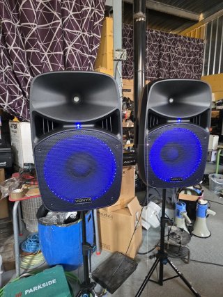 Altavoces VONYX amplificados negros nuevos