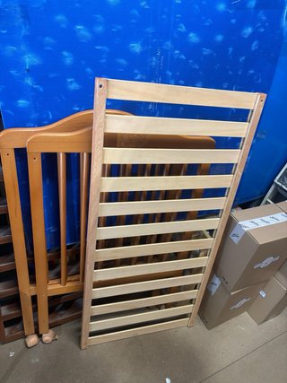 Cuna infantil de madera con somier