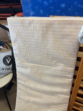 Cuna infantil de madera con somier