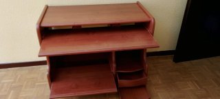 Mesa de ordenador con cajones