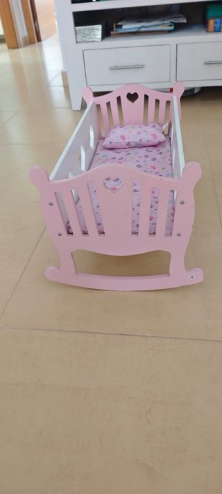 Cuna de muñecas rosa y blanca