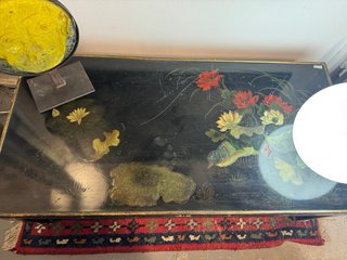 Mesa baja china lacada negra con detalles dorados