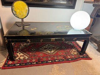 Mesa baja china lacada negra con detalles dorados
