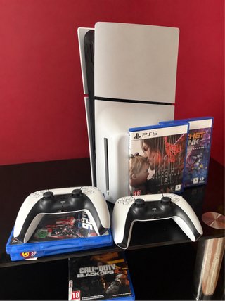 PS5 con 2 mandos y juegos