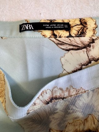 Falda midi Zara floral azul y beige