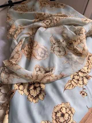 Falda midi Zara floral azul y beige